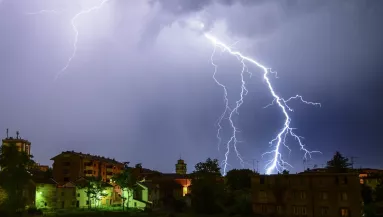 75 km/h-s széllökések, zivatarok: 16 vármegyére frissítették a riasztást