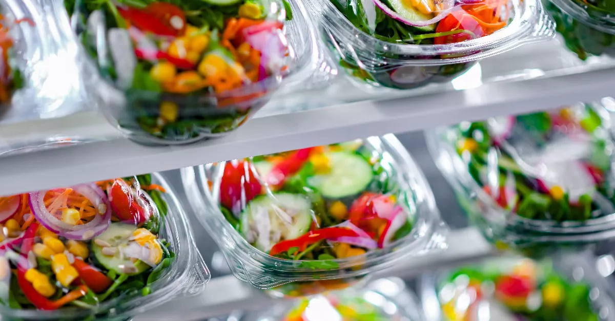 Csak egy salátát vett a szupermarketben: sokkoló, mit talált benne - Fotók