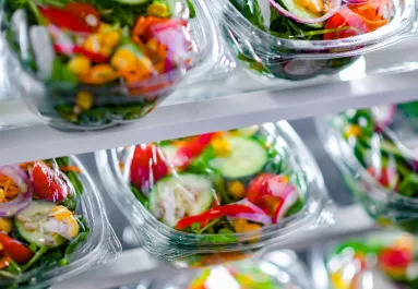 Csak egy salátát vett a szupermarketben: sokkoló, mit talált benne - Fotók