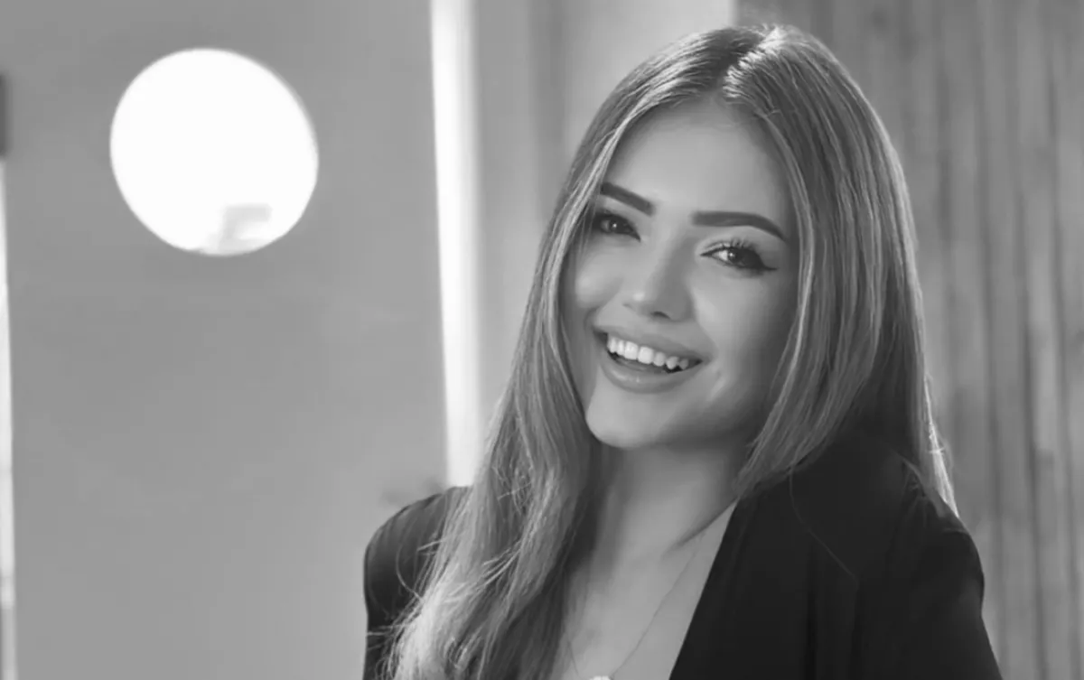 Százezrek gyászolnak: az ötödikről zuhant le a 26 éves influenszer - Fotók