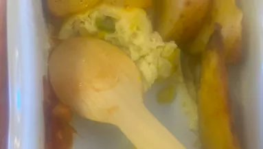 Undorító, mi volt a kétéves gyerek repülőn felszolgált ételében - Fotó