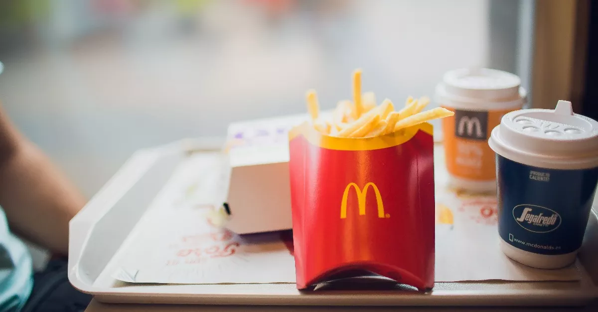 Meki-sajtburgert evett a nő - aztán életveszélyes állapotban vitték kórházba