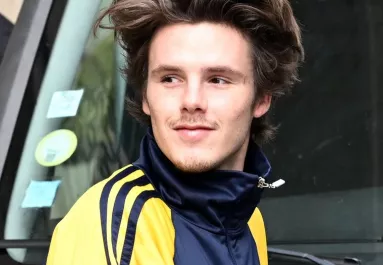 "Megcsalás-videó" az extől - 10 évvel idősebb nővel jár Beckham fia - Fotó