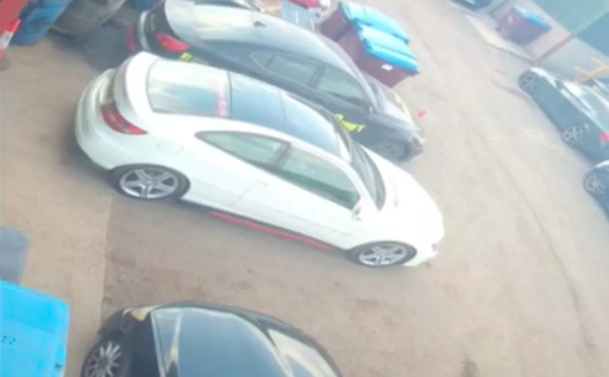 A műhely elé parkolt a Merci sofőrje: a tulajdonát reakciójával nem számolt - Videó