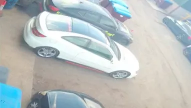 A műhely elé parkolt a Merci sofőrje: a tulajdonát reakciójával nem számolt - Videó