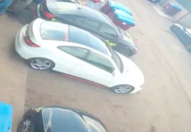 A műhely elé parkolt a Merci sofőrje: a tulajdonát reakciójával nem számolt - Videó