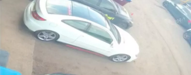 A műhely elé parkolt a Merci sofőrje: a tulajdonát reakciójával nem számolt - Videó