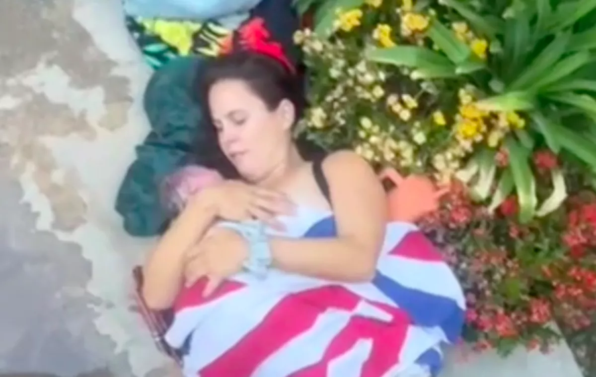 Biztonsági kamera rögzítette: az előkertben szülte meg a babáját Nati - Videó