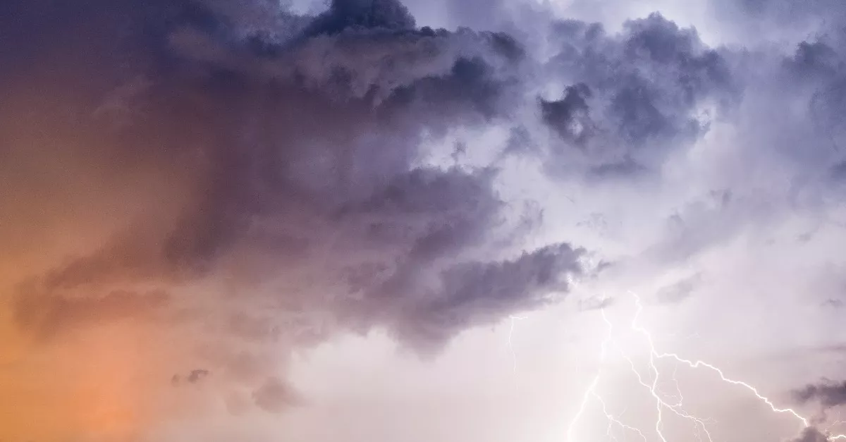 Leszakad az ég: 7 vármegyére frissítették a riasztást