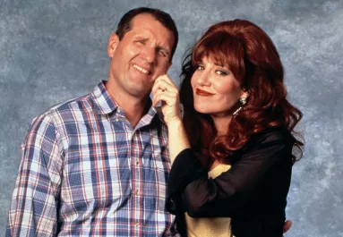 Ez a tetovált fickó Peggy Bundy férje: így néz ki a 70 éves színésznő ma - Fotók