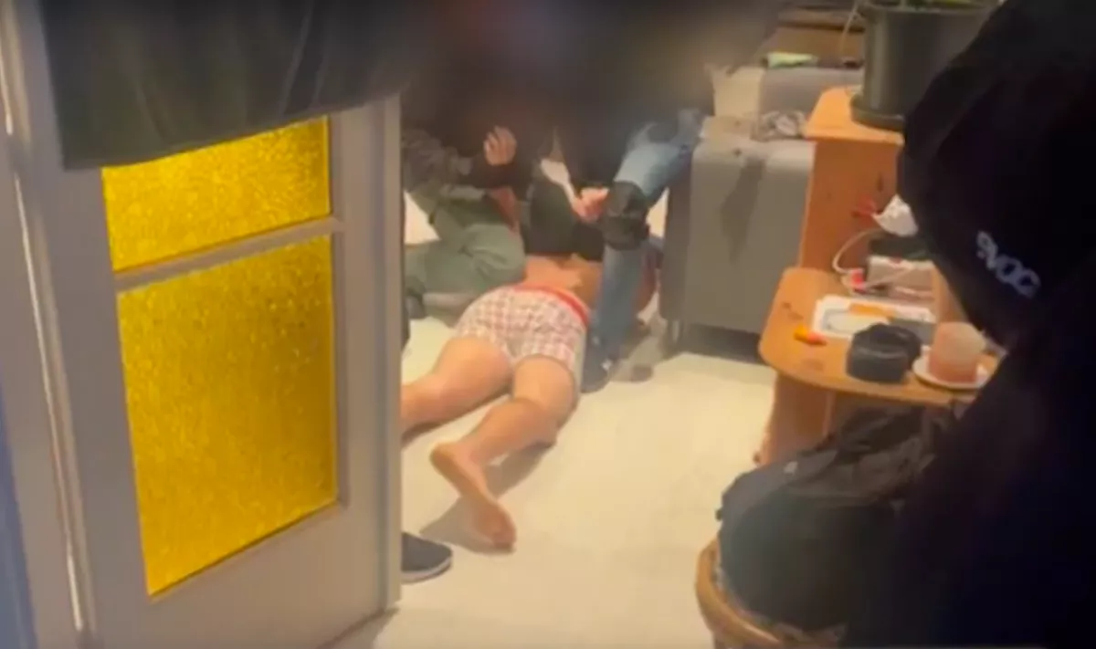 Gatyában, a földre teperve "ébredt" Sándor: 48 milliót találtak nála - Fotók