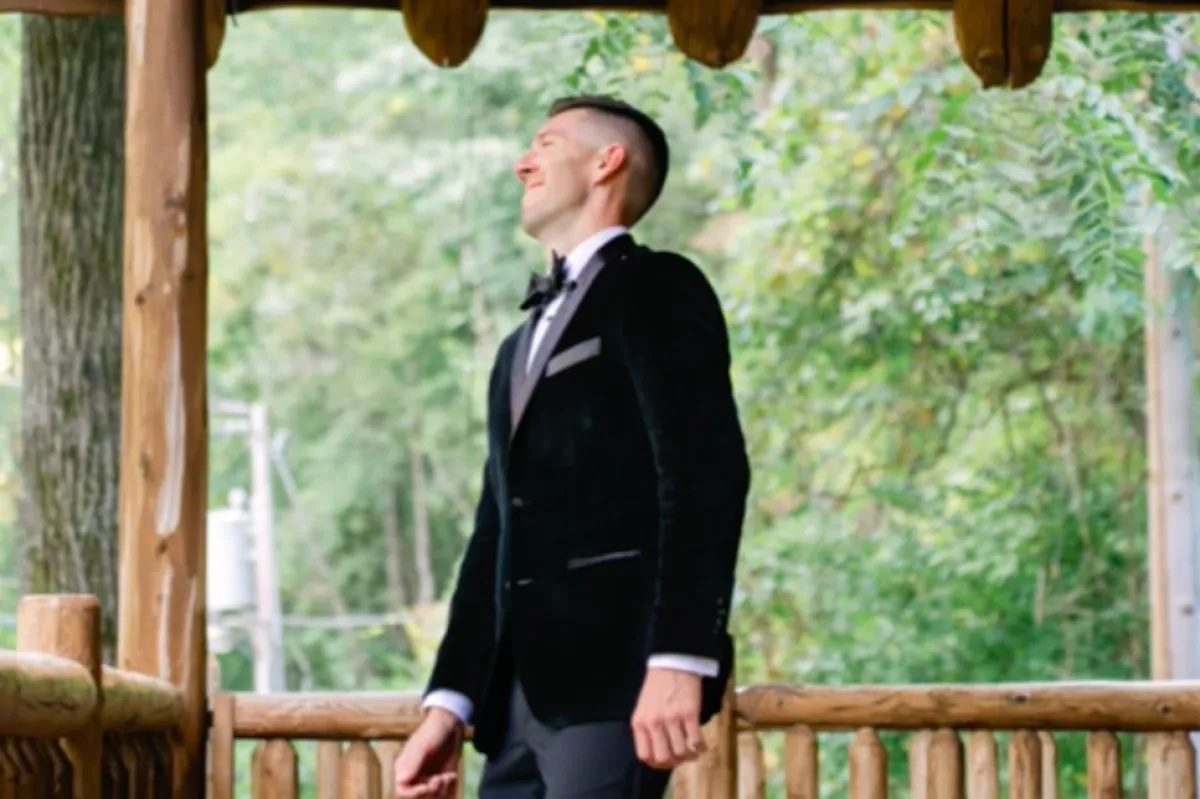 Először akarta megpillantani a menyasszonyát a vőlegény: amikor megfordult, hangos nevetésben tört ki - Videó