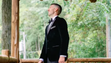 Először akarta megpillantani a menyasszonyát a vőlegény: amikor megfordult, hangos nevetésben tört ki - Videó