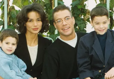 Kisfiúnak hitték régen: brutális bombázó lett Jean-Claude Van Damme lányából - Fotók