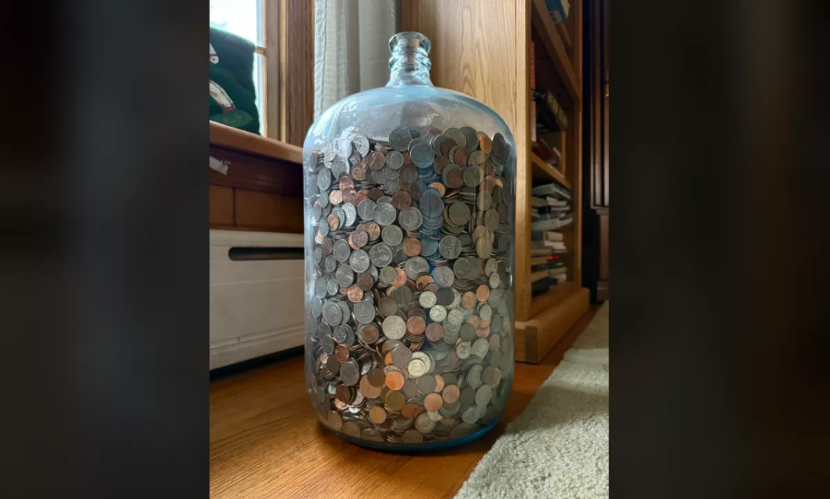 70 éven át gyűjtötte egy nagy üvegben a nagyapa a pénzt: amikor az unokák kinyitották, megdöbbentek - Fotók