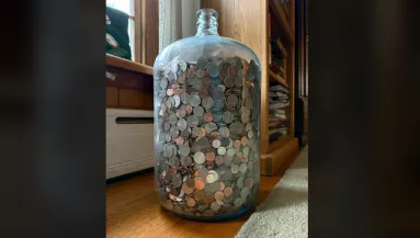 70 éven át gyűjtötte egy nagy üvegben a nagyapa a pénzt: amikor az unokák kinyitották, megdöbbentek - Fotók