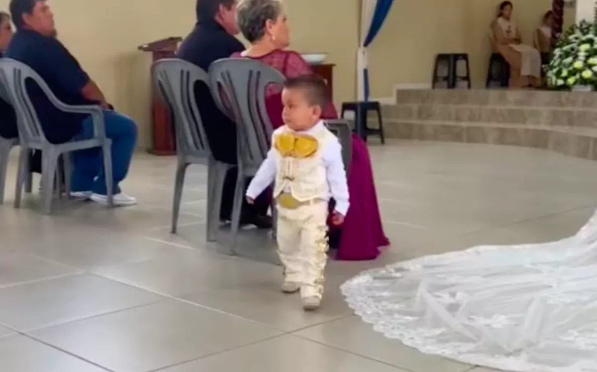 Unatkozik a kisfiú a szülei esküvőjén: amit után tesz, azon tízmilliók röhögnek - Videó