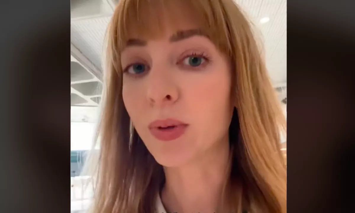 Ránézett a reptéren a nő a mobiljára, és nem hitte el, amit ott olvasott - Videó