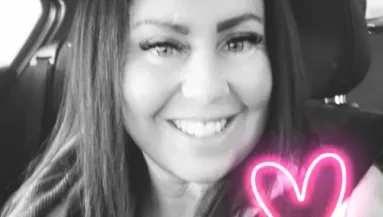 Csapdába ejtette a kanapé: tragikus módon halt meg egy kétgyermekes anya - Fotó