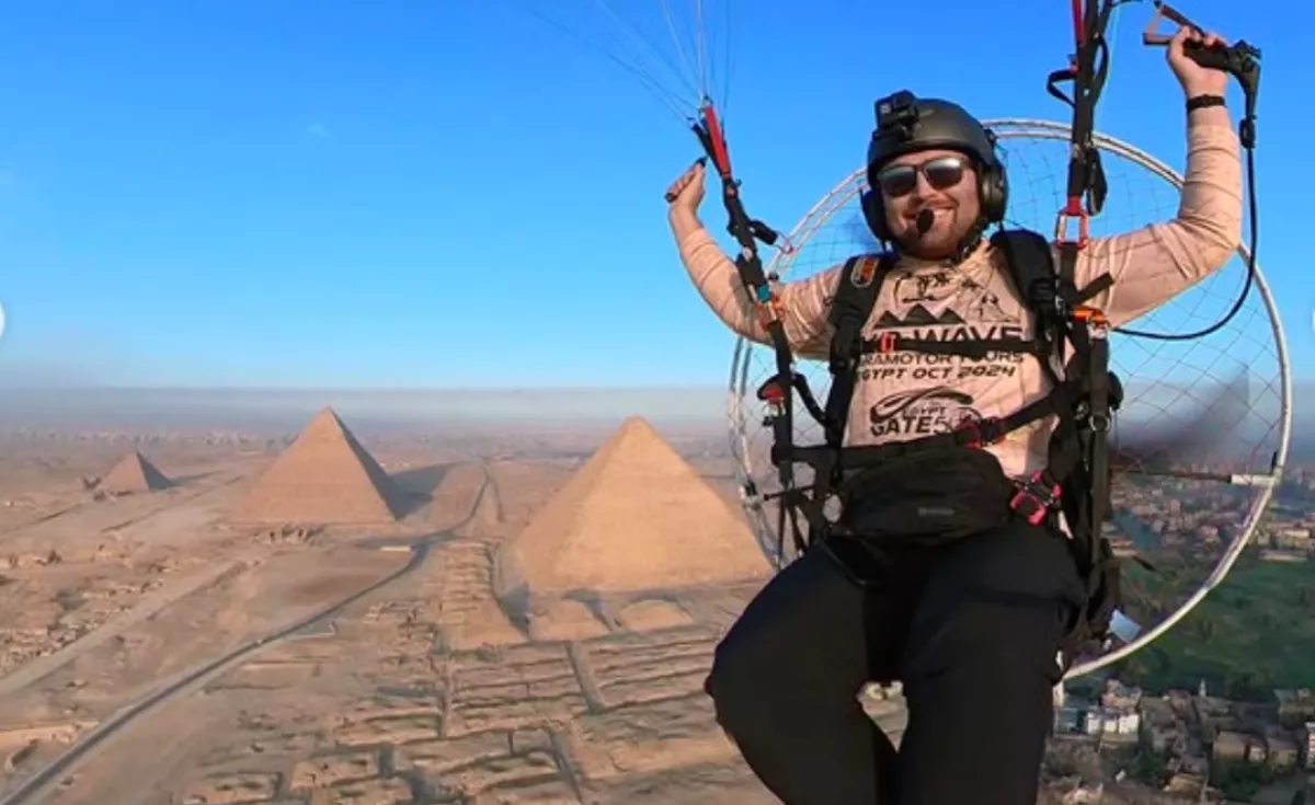 Átrepült a Kheopsz-piramis felett a siklóernyős: amit a tetején látott, megdöbbenti a világot - Videó