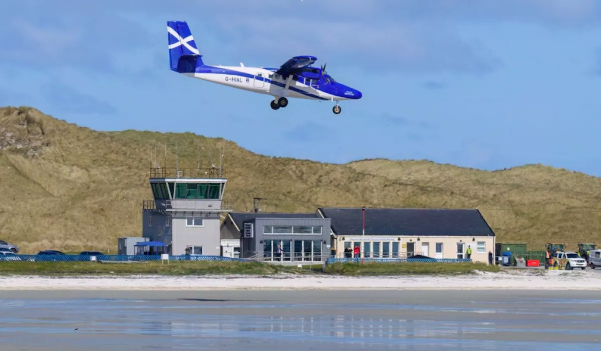 Kevesebb mint egy percig tart: ez a világ legrövidebb menetrendszerinti repülőjárata - Videó