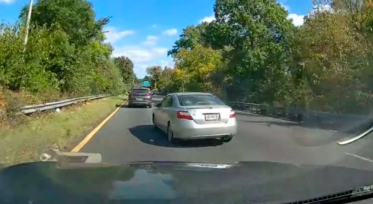 Épp meg tudtak állni a büntetőfékező mögött, aztán sokkoló dolog történt - Videó