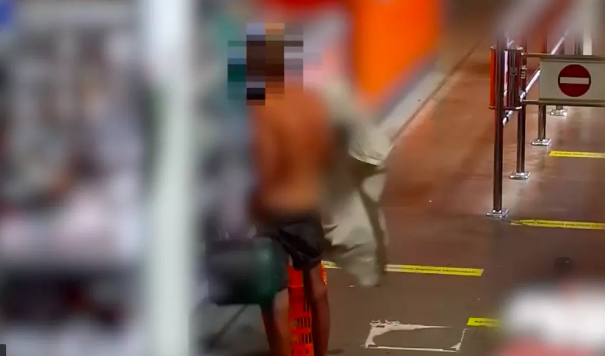 Levetkőzött egy férfi az OBI-ban: hogy miért, azt kevesen gondolták volna - Videó