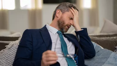 Kirúgta a vőlegény az anyját az esküvőjéről, amikor meglátta, mit csinál