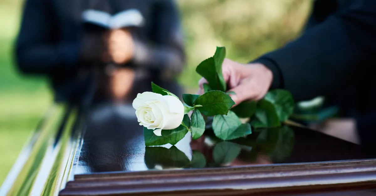 Temette a család a halott babáját: a gyerek hirtelen megragadta az egyik rokon ujját -  Fotók