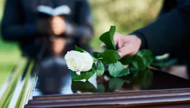 Temette a család a halott babáját: a gyerek hirtelen megragadta az egyik rokon ujját -  Fotók