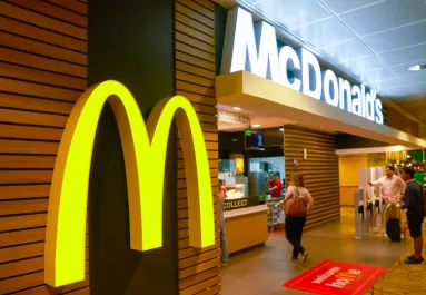 Baktériumriadó a McDonalds-nál! Több embert kórházba vittek, egy meghalt