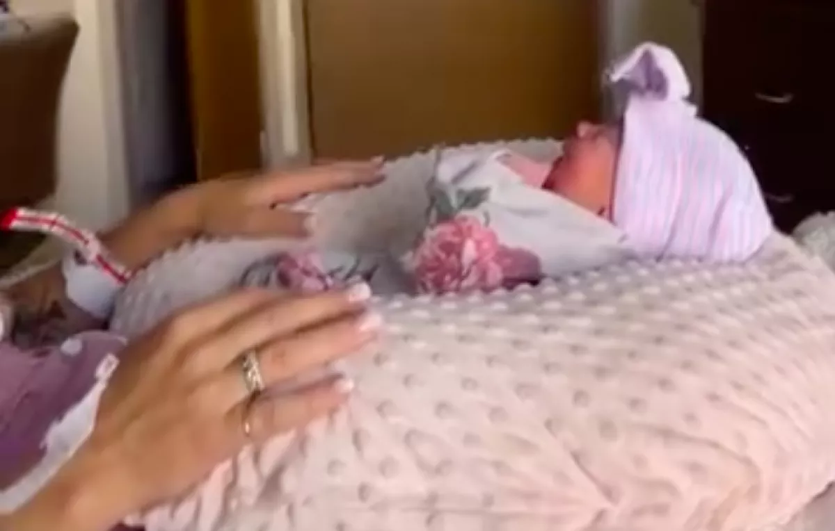 Először találkozott a kisfiú az újszülött húgával: a reakcióján milliók nevetnek - Videó