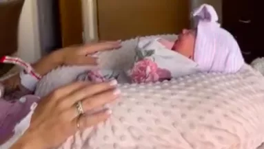 Először találkozott a kisfiú az újszülött húgával: a reakcióján milliók nevetnek - Videó