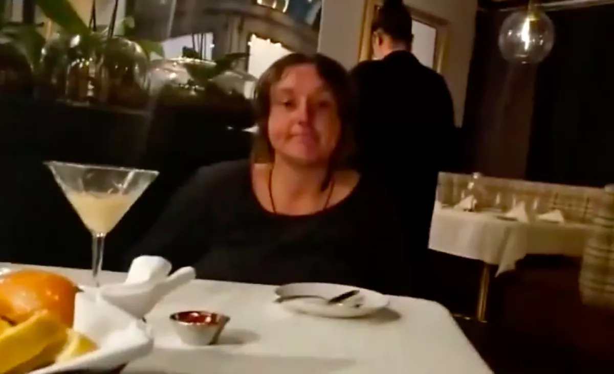 Egy hajléktalan nőt hívott meg egy étterembe a férfi: bicskanyitogató, amit ezután tett - Videó