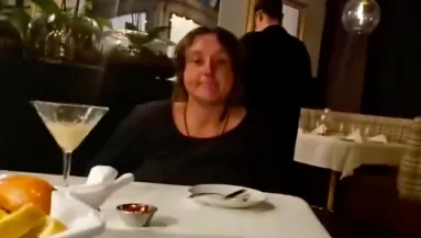 Egy hajléktalan nőt hívott meg egy étterembe a férfi: bicskanyitogató, amit ezután tett - Videó