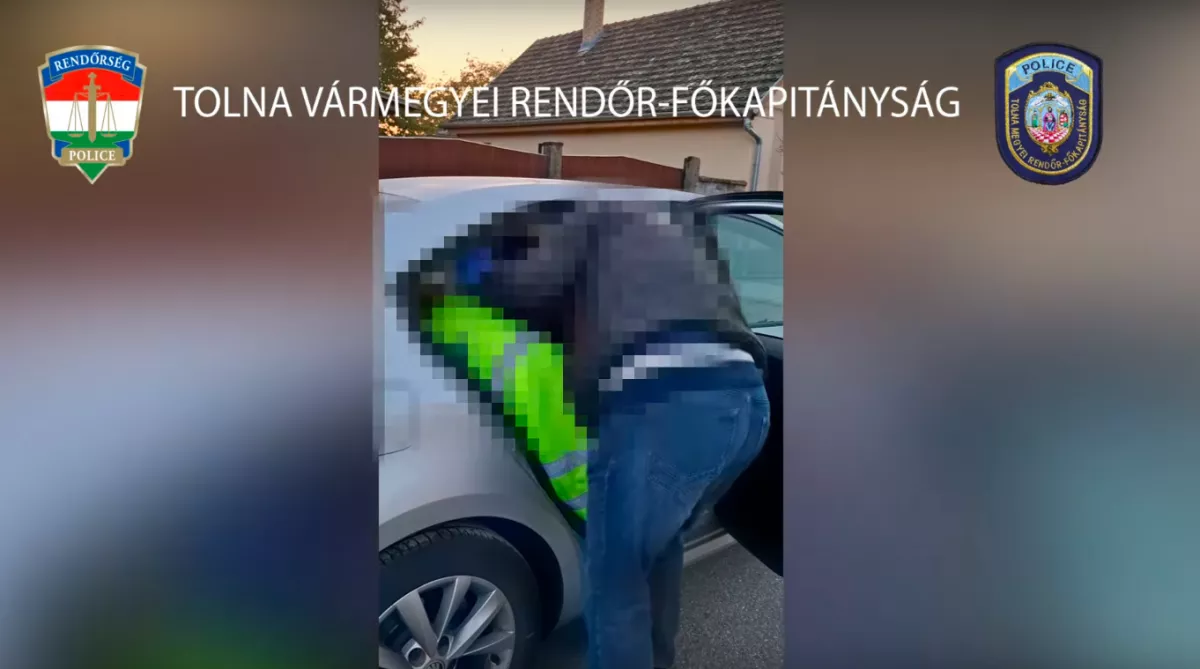 A kocsi kormányára dőlve aludt a 24 éves faddi srác az út közepén: nem találod ki, miért - Fotók