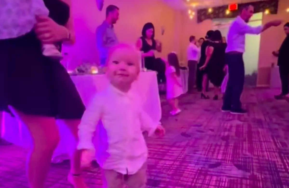 Nem akart aludni a szülei esküvőjén a kisfiú: amikor megszólalt a techno, eljött az ő ideje - Videó