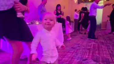 Nem akart aludni a szülei esküvőjén a kisfiú: amikor megszólalt a techno, eljött az ő ideje - Videó