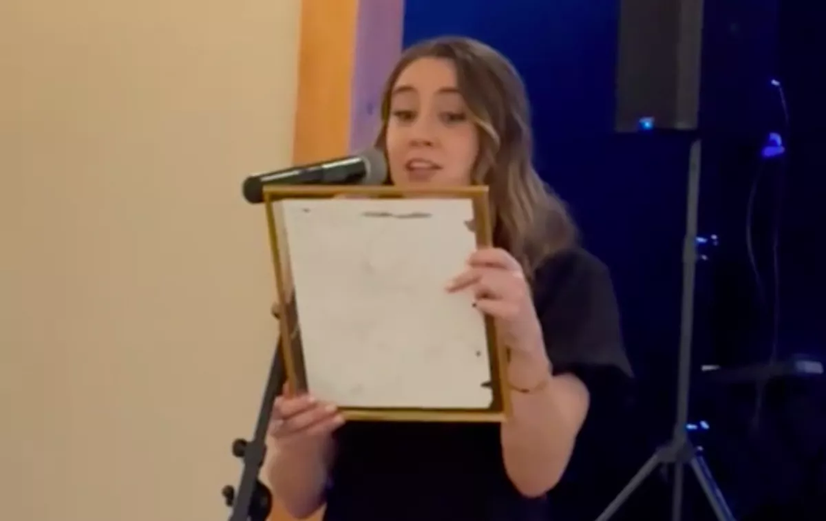 Bátyja esküvőjén olvasta fel a lány, milyen esküvőt akart a srác: volt, aki be is pisilt a nevetéstől - Videó