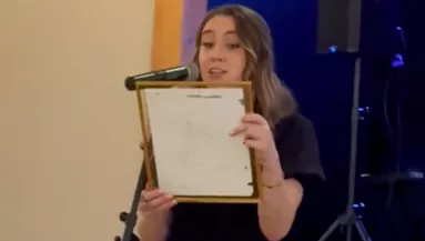 Bátyja esküvőjén olvasta fel a lány, milyen esküvőt akart a srác: volt, aki be is pisilt a nevetéstől - Videó