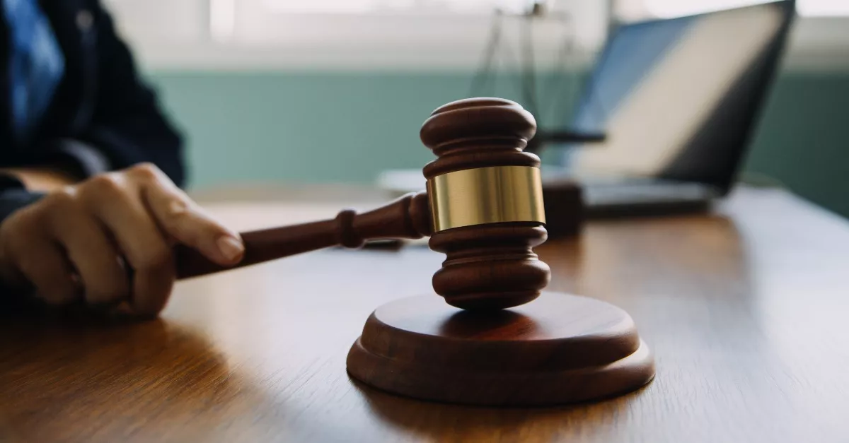 Gyermekbántalmazás miatt állt bíróság elé: ami a rendőr pólóján állt, attól elakad az emberek szava - Fotó