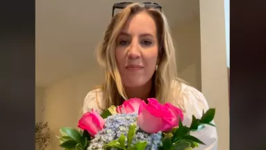 Virágot kapott a nő, aztán kiderült: az új barátja exének címezték - Videó