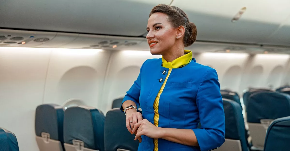 Ezért ülnek a légiutas-kísérők fel- és leszállásnál a kézfejükön