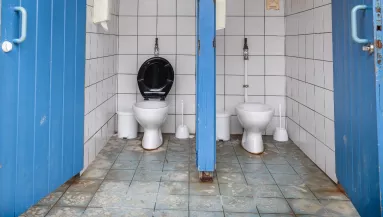 Nyilvános WC: ezért ajánlja a baktérium-szakértő a 30 másodperces szabályt