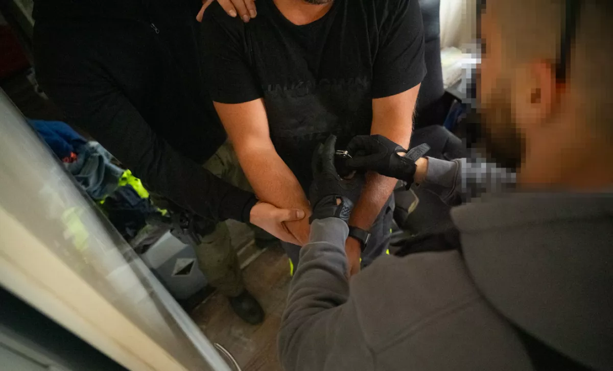 Becsengettek a zsaruk Attilához Zuglóban: aztán hirtelen nagyon mehetnéke támadt - Fotók