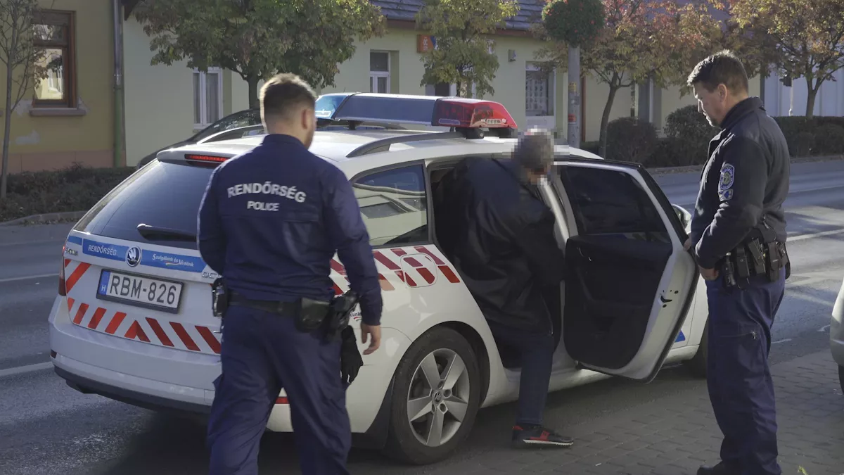 Őrizetben egy fővárosi orvos: Gábor luxusautóját, pénzét és orvosi dokumentációját is lefoglalták - Fotók