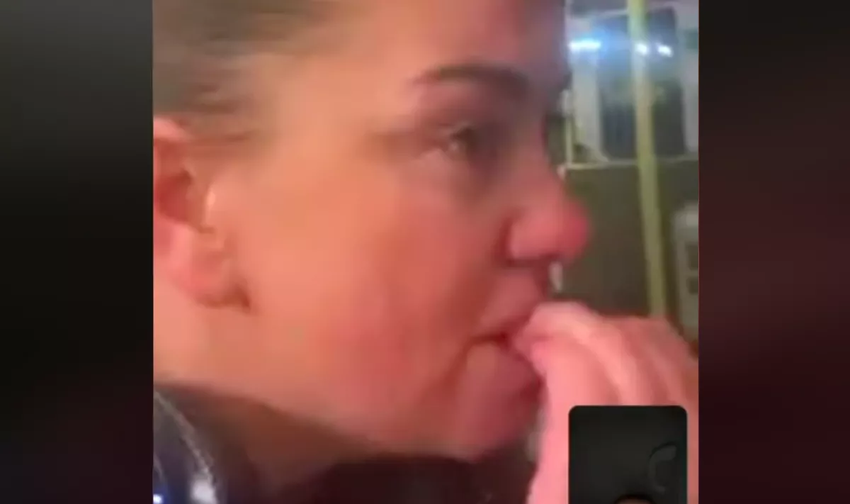 Mobilozik a vonaton a nő: amikor felnéz, azonnal kitör a pánik - Videó