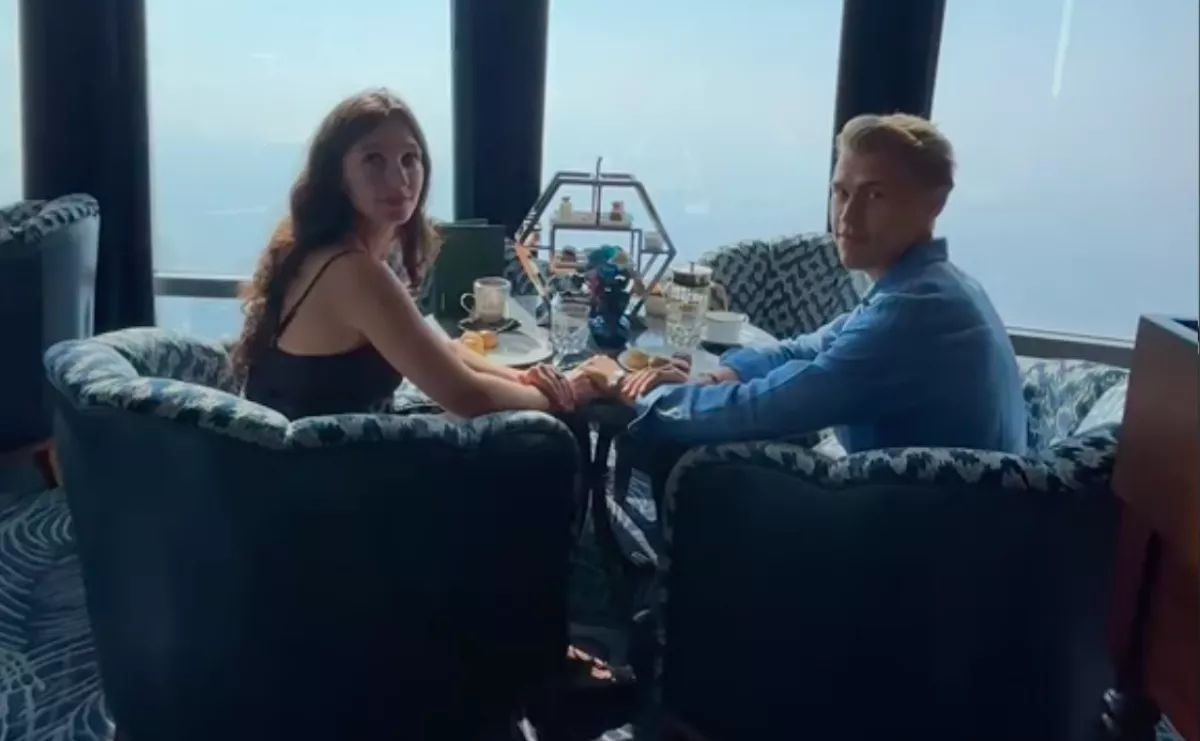 Közös képet kér a pár a pincértől: amit ehelyett tesz, attól leesik az álluk - Videó