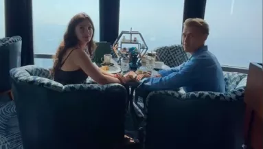 Közös képet kér a pár a pincértől: amit ehelyett tesz, attól leesik az álluk - Videó