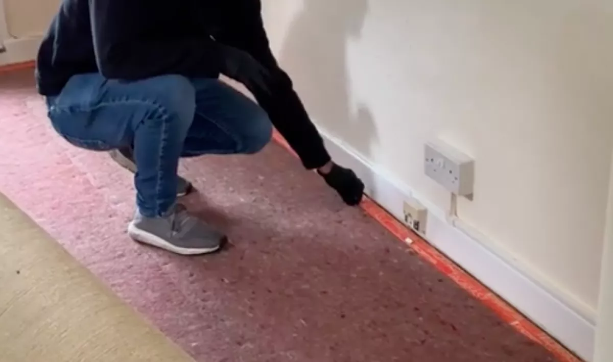 Házat vett a házaspár: amikor benéztek a padlószőnyeg alá, jött a sokk - Videó